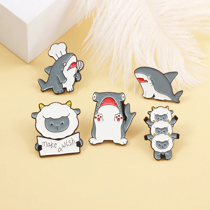 แกะน่ารักฉลามเคลือบ Pin เข็มกลัด Badge สําหรับเด็กเครื่องประดับอุปกรณ์เสริม