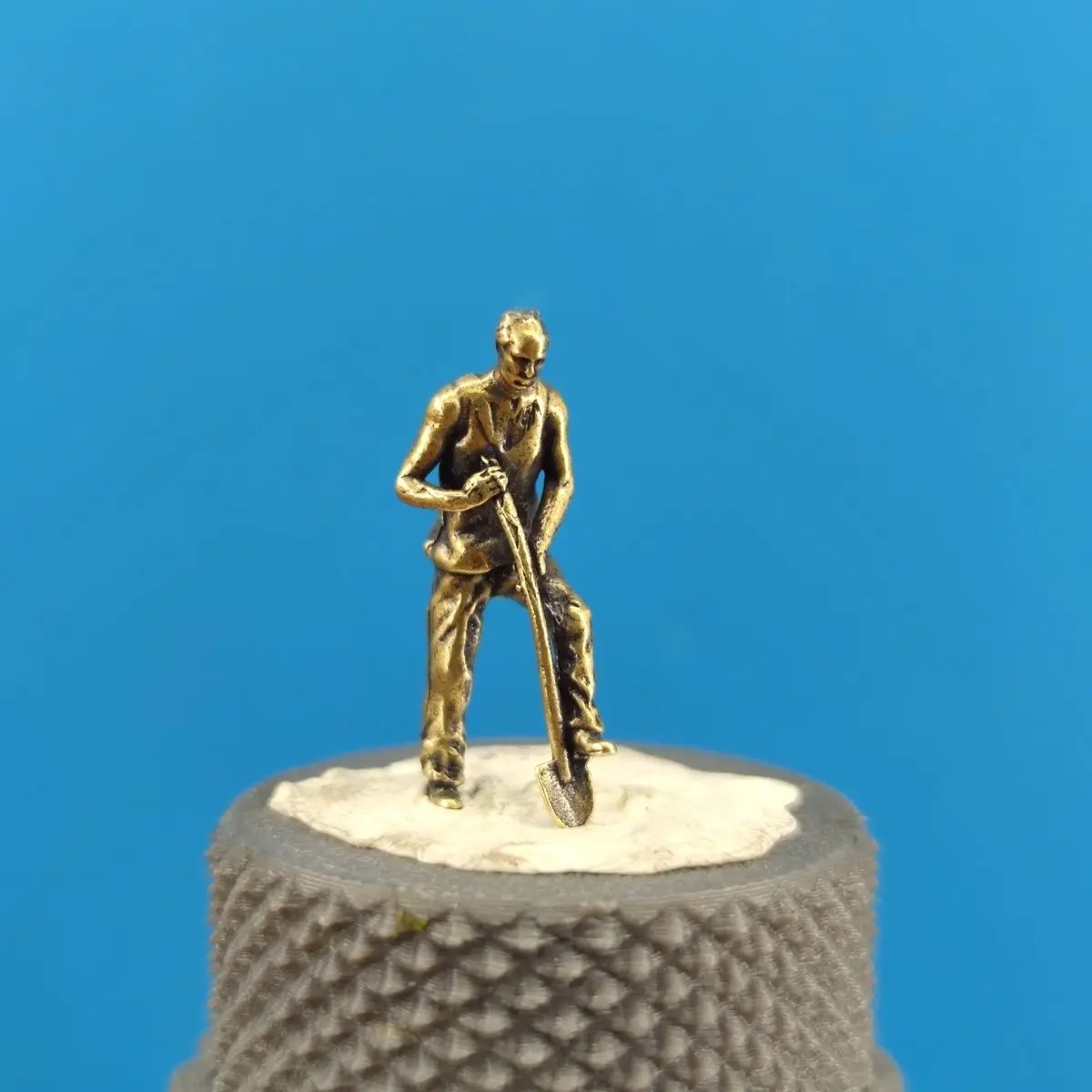 Brass Miniature Sand Shovel Worker Figure, Micro Landscape Model for Sand Table Decoration, Decorative Ornament for Home/Office