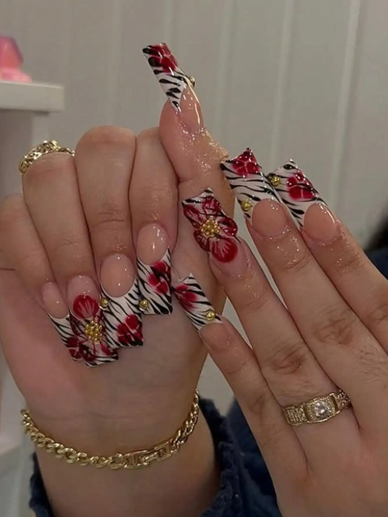 

24pcs Y2K Elegant Retro Style Medium Length Acrylic Press-On Nails, Decorated With Black Zebra Texture And Red Floral Design. Manicure Set Includes 1pc Jelly Gel And 1pc Nail File, Suitable For Girls And Women For Daily, Festival, Party Occasions.