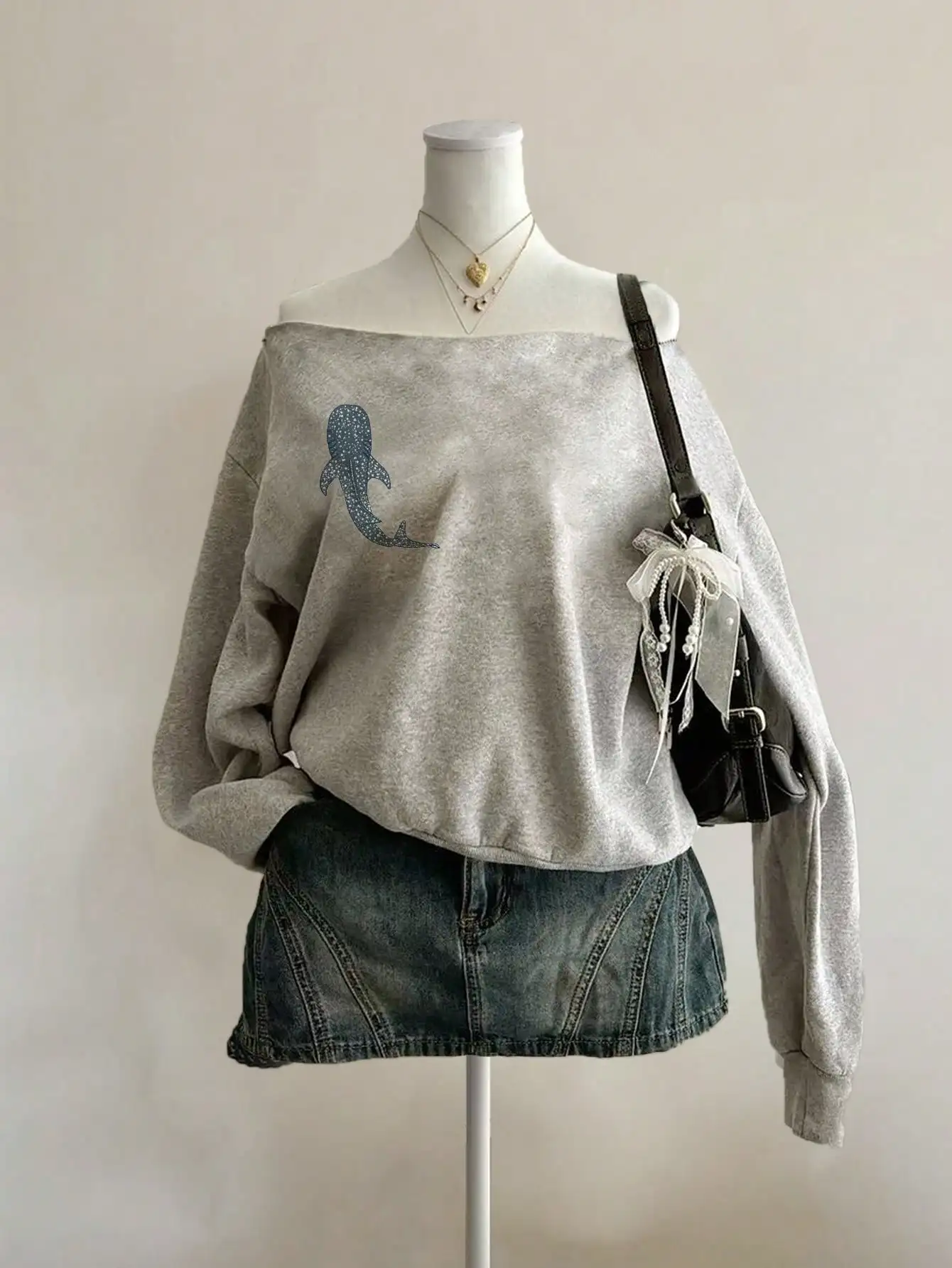 

Off-Shoulder Loose Long Sleeve Sweatshirt with Blue Whale Graphic Print for Women, Fall/Winter Casual Wear