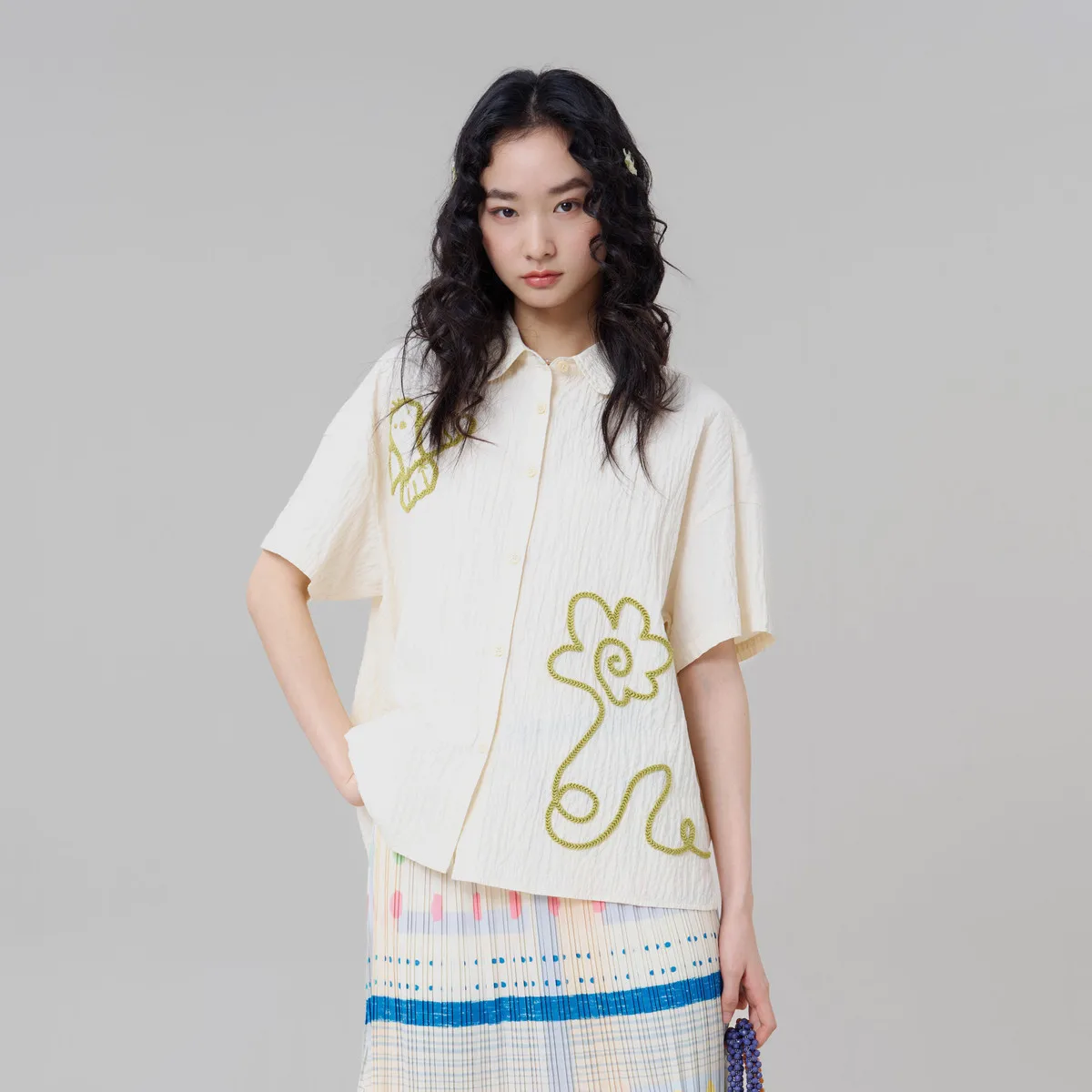 

MOVEUP Oversize Short Sleeved Peter Pan Collar Shirt 2026 Summer New Floral Embroidered Casual Commuting Top For Women 3ELX20406