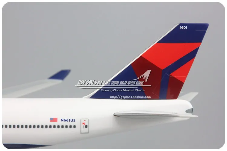 1:200  Delta Airlines 36cm DELTA Boeing 747-400 Plastic Assembly Simulation Aircraft Model for Plane Collector