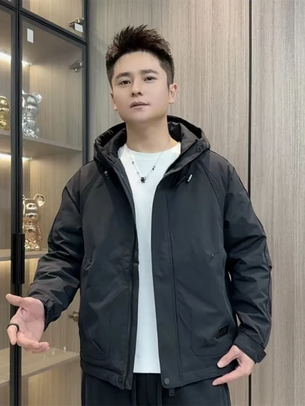 

Новая мужская повседневная куртка 2025 года: модная, свободного кроя, с капюшоном, трендовая, из полиэстера, с наполнителем из полиэфирного волокна, на молнии.