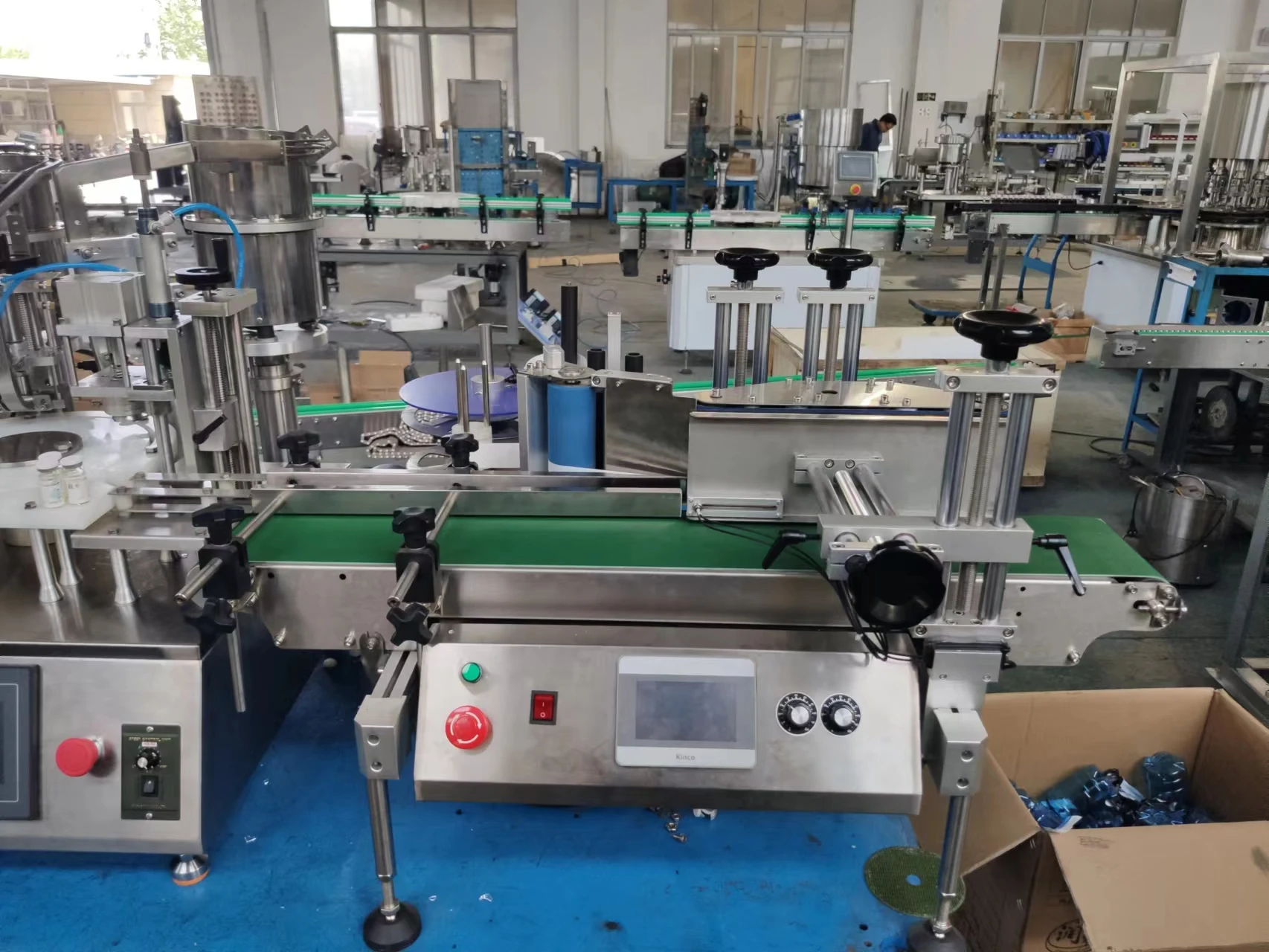 YGF التلقائي بالكامل سطح المكتب قارورة عطر سائلة لفة على زجاجة ملء سدادة السد خط إنتاج العلامات