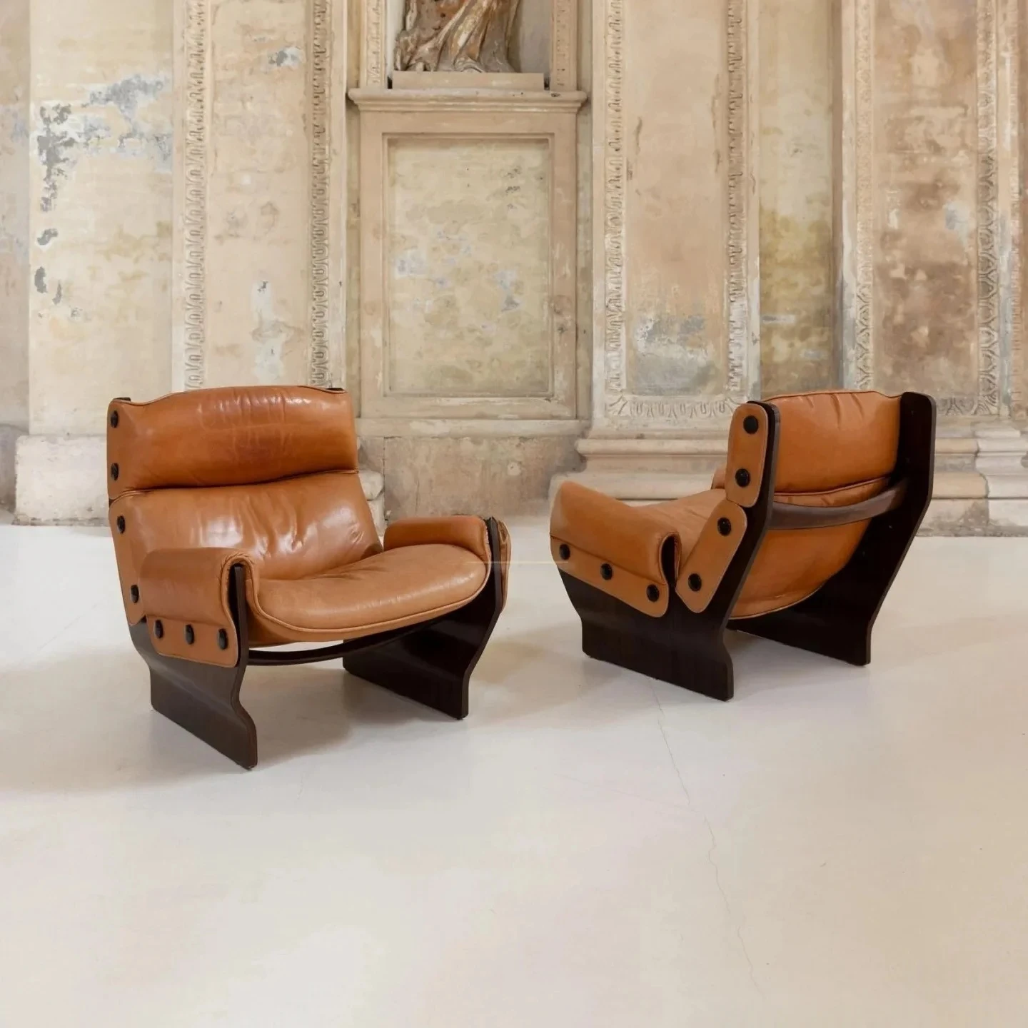 Modern Designer Solid Wood Sofa Chair with Vintage Mid-Century Style Button for Guesthouses Hotels Club Reception Lounges