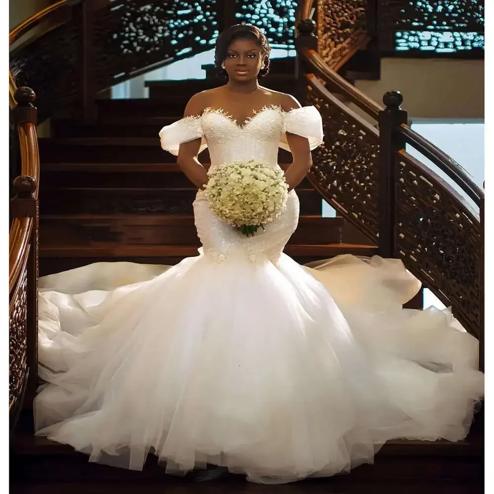 ชุดแต่งงานแบบเปิดไหล่สไตล์อาหรับประดับลูกปัดแบบอีบี  สำหรับเจ้าสาว  แบบรัดตัวด้านหลัง  ไซส์พลัส  ทรงเมอร์เมด