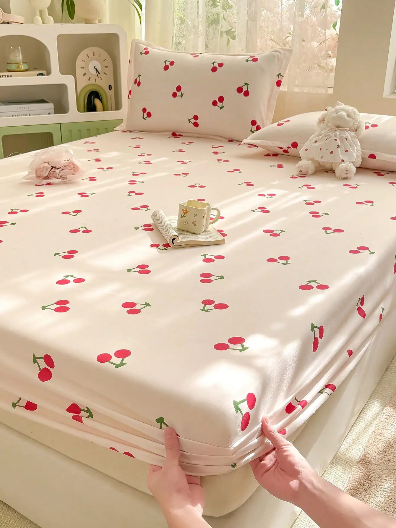 

Комплект постельного белья из 3 предметов с вишнёвым принтом: мягкая простыня на резинке и наволочки