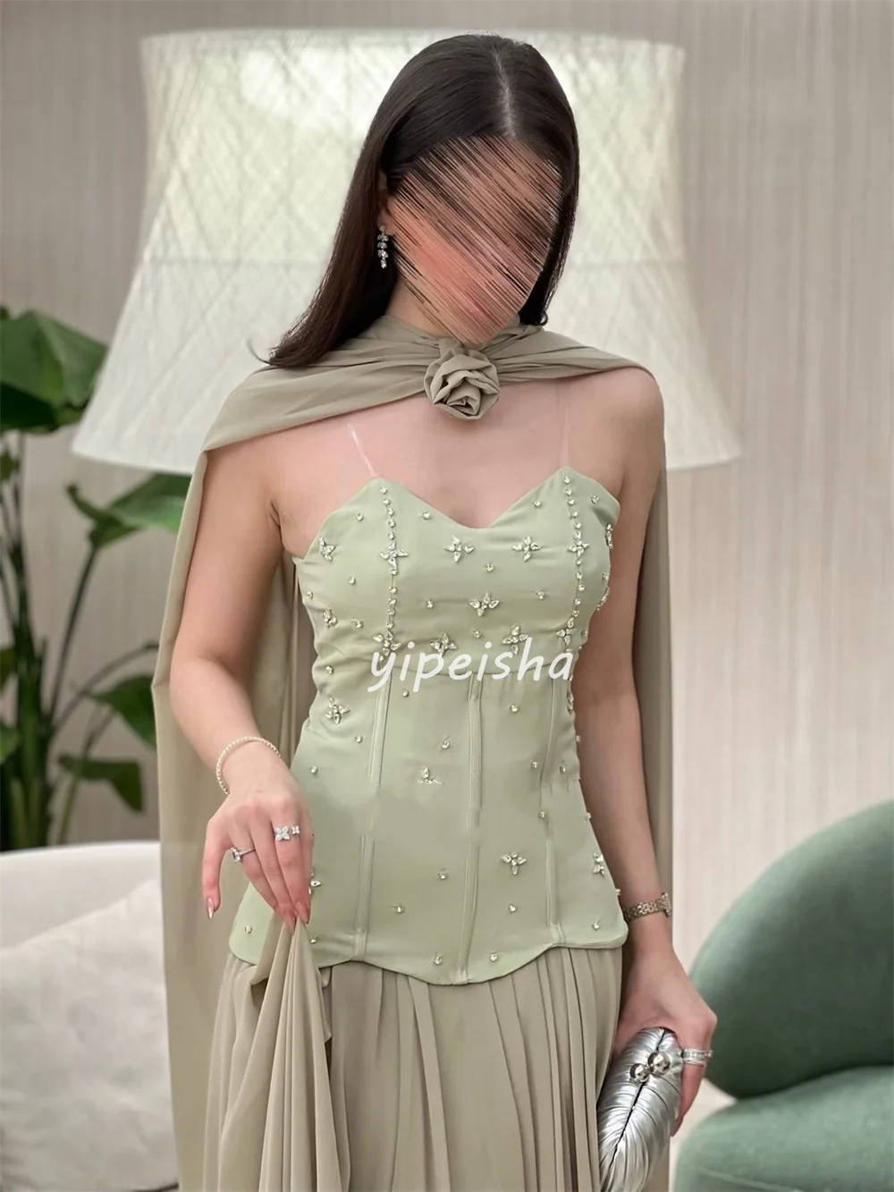 ที่กำหนดเองคุณภาพสูงแฟชั่นชีฟองแฮนด์เมดดอกไม้ไรน์สโตนตรงชุดยาวที่ไม่มีสายหนังชุดโอกาสสั่งทำพิเศษ