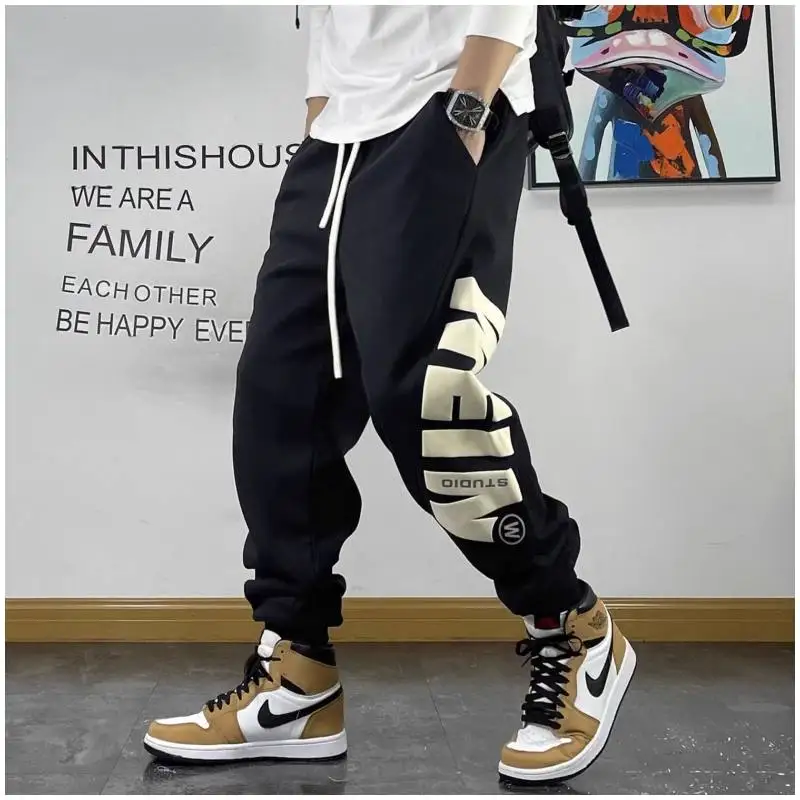 

Мужские спортивные брюки свободного кроя с буквенным принтом, манжетами и эффектом утяжки, весна-осень, размер 300, трендовые, повседневные, в стиле харлан