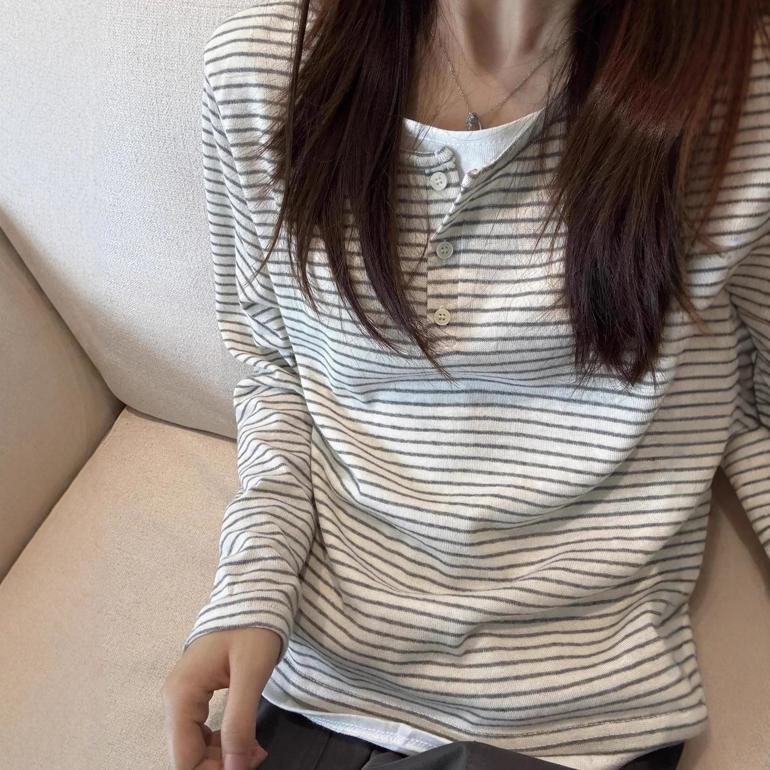 2025 Women's New Striped Fake Two Piece Korean Campus Style Long Sleeved T-shirt Women's INS Super Hot Early Autumn Slimming Top