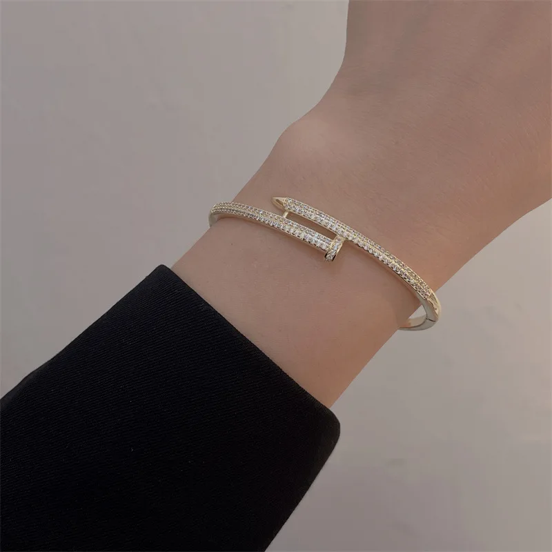 Korean Style High Quality Fashion Light Luxury Full Rhinestones Brass Bracelet Niche Design Advanced Handicraft for Women.