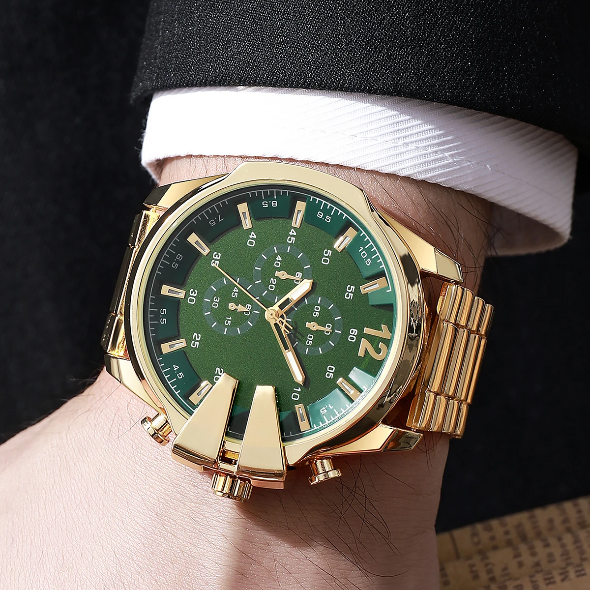 ساعة كوارتز رجالية ذات طابع شخصي بسيط وحزام معدني بقرص كبير، مناسبة للارتداء اليومي، وهدايا عيد الميلاد