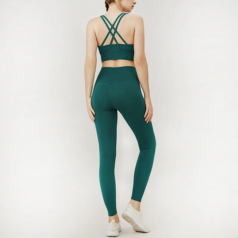 طقم يوجا كلاسيكي للسيدات مكون من قطعتين حمالة صدر متقاطعة ومزودة باللمس وطماق قابلة للتمدد في صالة الألعاب الرياضية والرقص