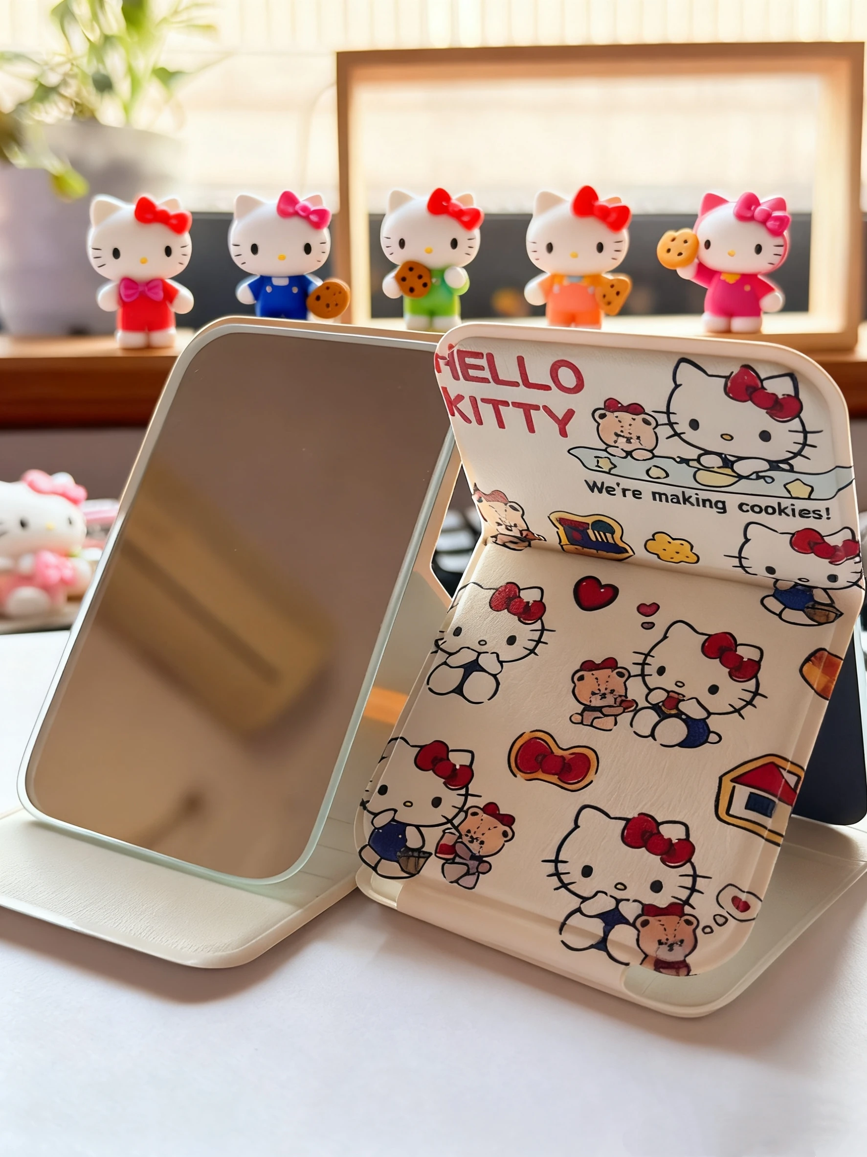 Espejo de maquillaje portátil de dibujos animados de Hello Kitty, mini espejo plegable, bonito espejo pequeño kawaii