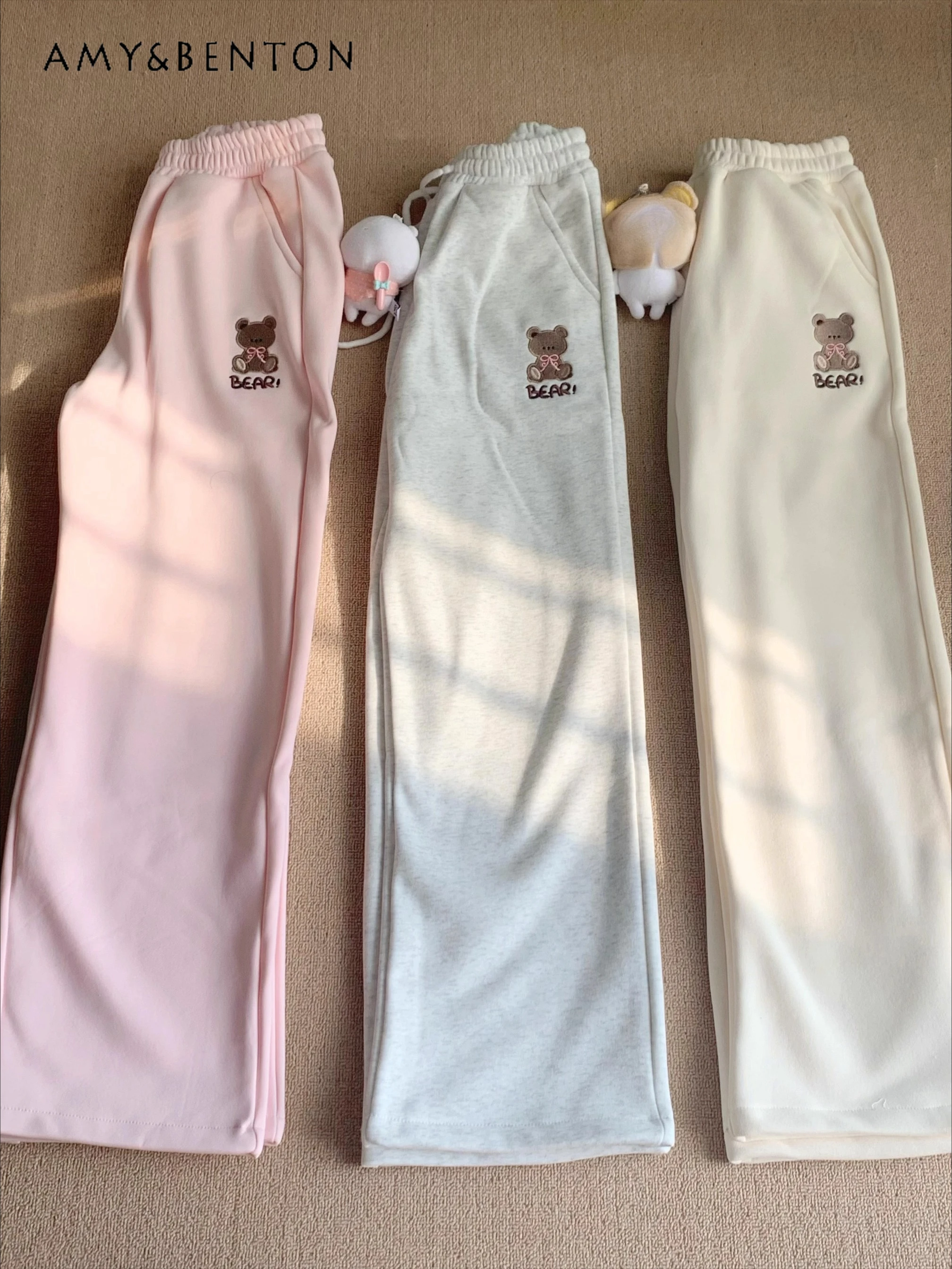 2025 الربيع والخريف جديد فتاة لينة لطيف تنوعا الدب المطرزة بنطال مرن عادية اليومية الصوف فضفاض مستقيم السراويل الطويلة