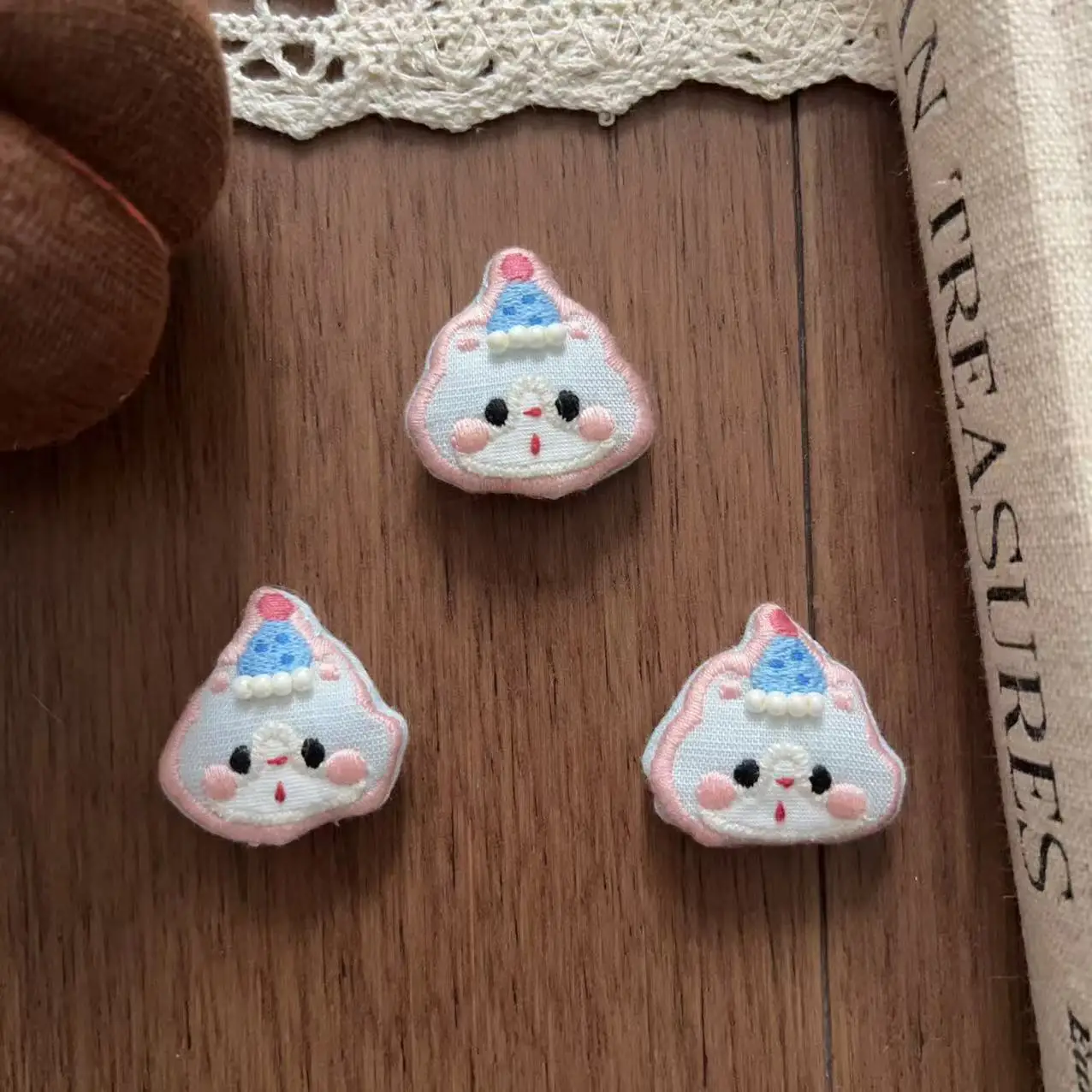 

Cartoon Cute Fabric Seed Bead Bear Hair Clip Brooch Pin DIY for Shoes Socks Bag Clothing Embellishment Premium Quality