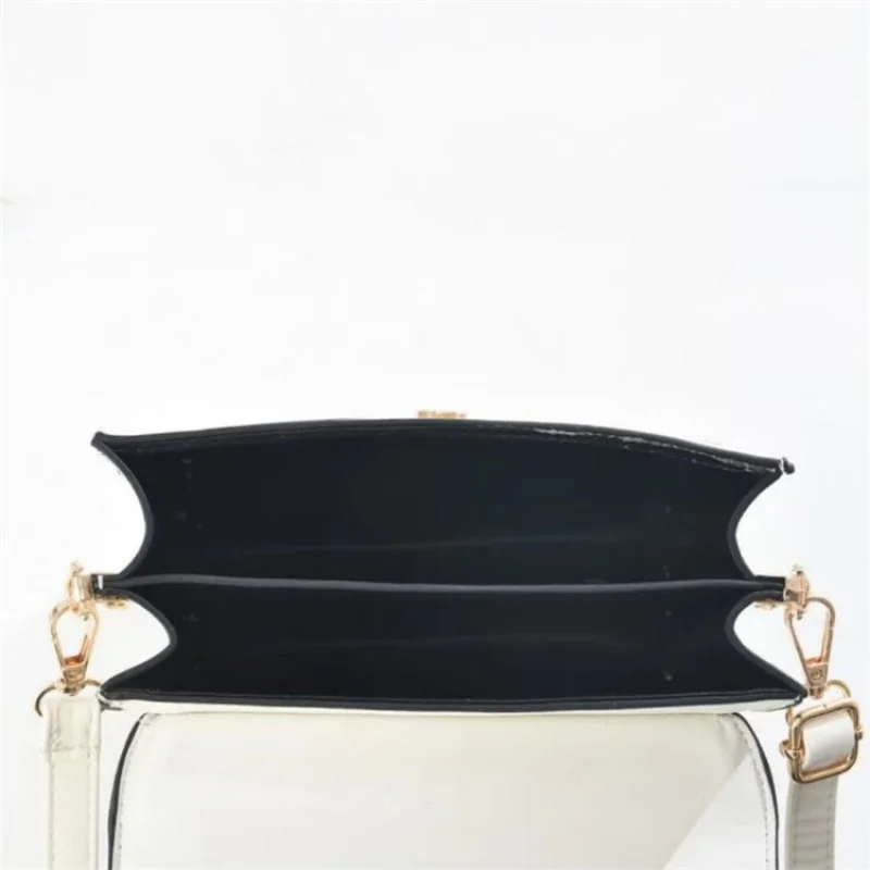 

Женская сумка с замком в парижском стиле с фирменной фурнитурой и высококачественной галькированной кожей