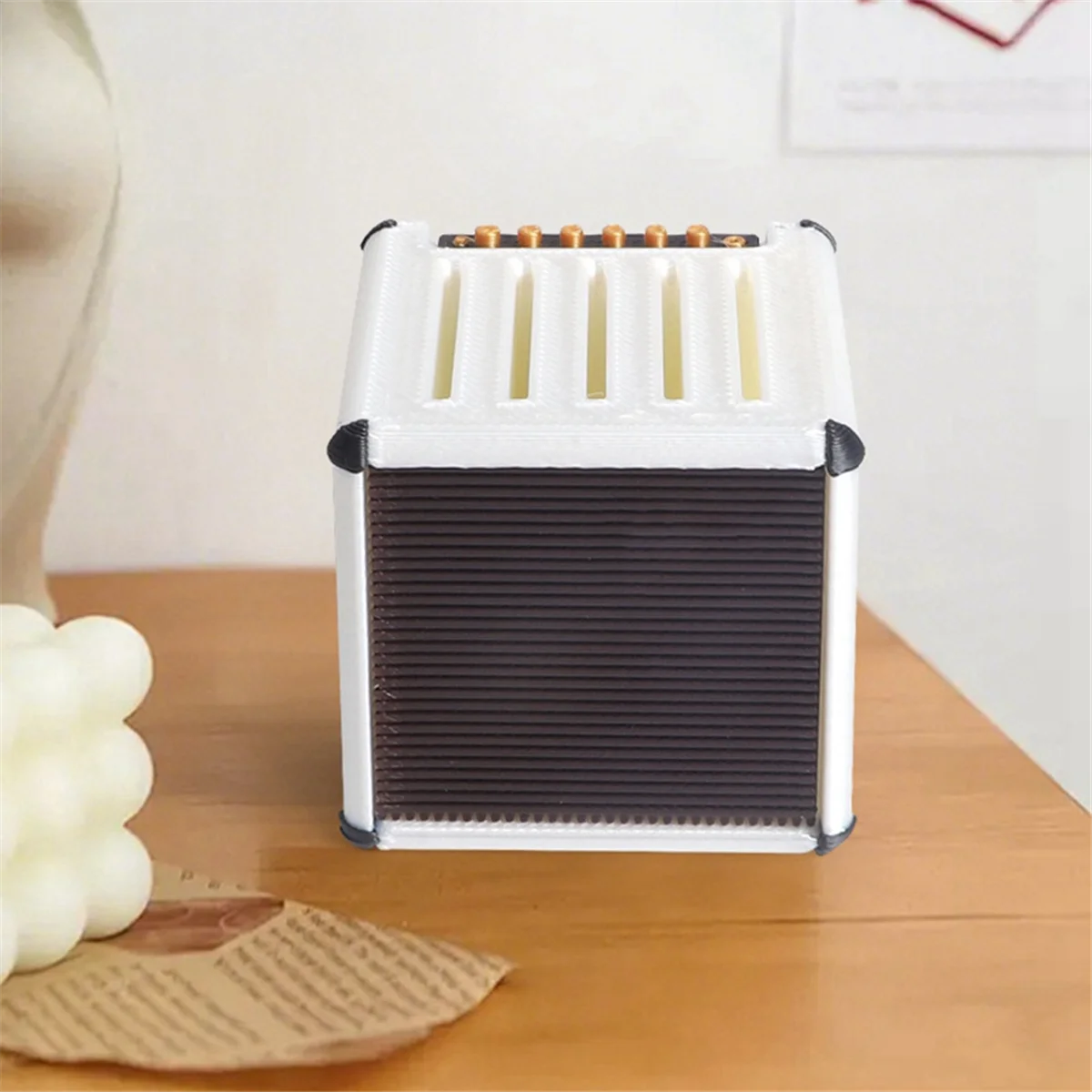 N18R Caja de almacenamiento de púas de guitarra impresa en 3D, adornos de altavoz de simulación, juguetes de almacenamiento de accesorios para ukelele.