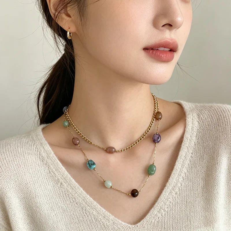 Goldfarbene Edelstahlkette, bunter, unregelmäßiger Naturstein-Anhänger, Halskette für Damen, Schmuck, Schlüsselbeinkette, Accessoire – Detail 9