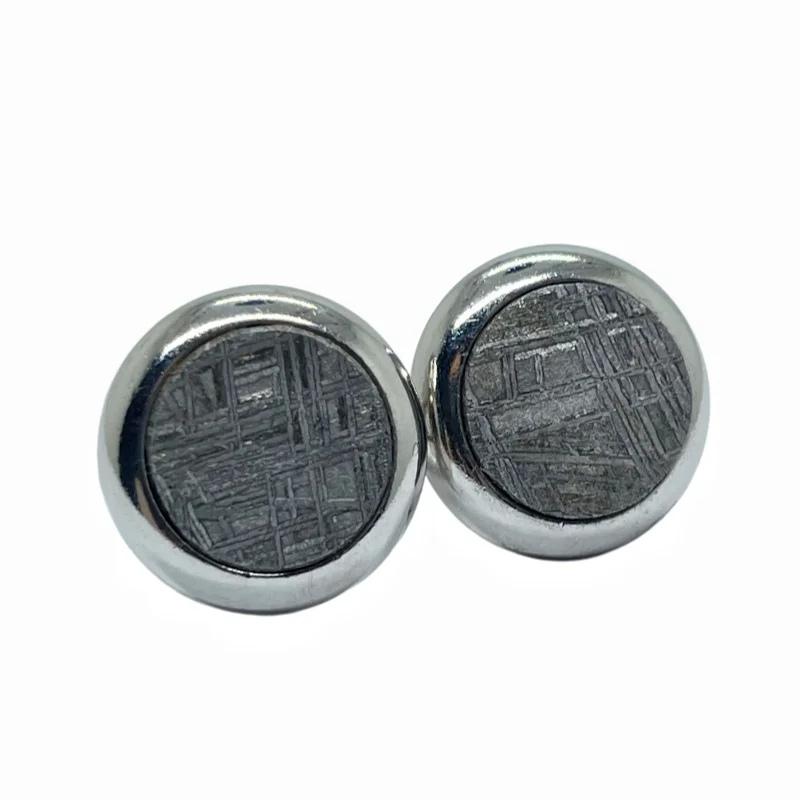 Natural Gibeon Meteorite Brooch Polished Metal Frame Round Meteorite Inlaid Lapel Pin Cosmic Rock Collectible Decoration