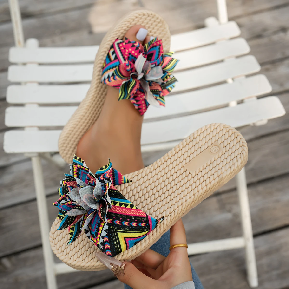 

2025 Women Slippers Summer Round Toe Flat Women Shoes Fashion Elegant Sandals Lightweight Outdoor Beach Slippers Slides Women