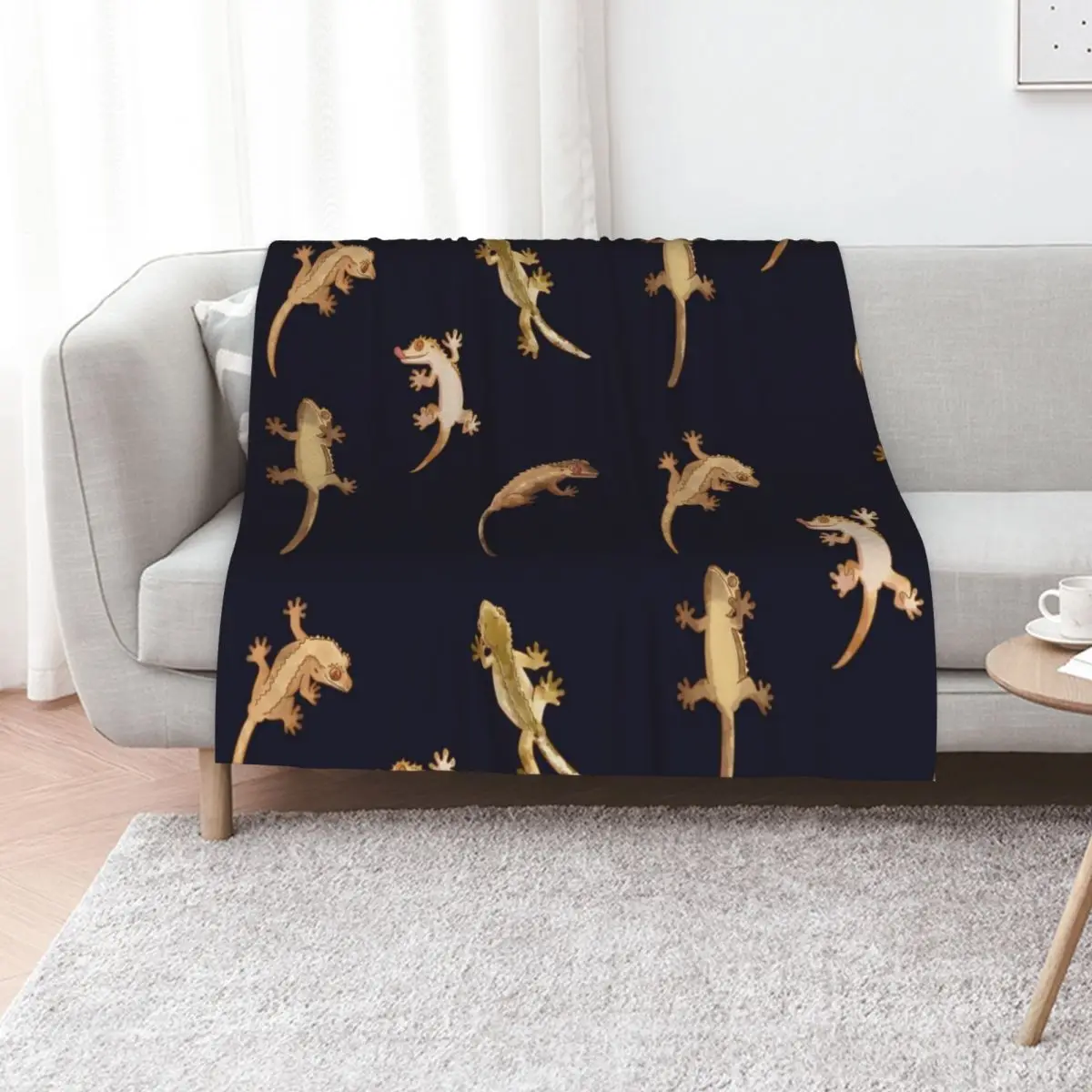cute little crested geckos Throw Blanket Bed Fashionable For Sofa Thin For Baby Bed linens Large Comforter Blankets