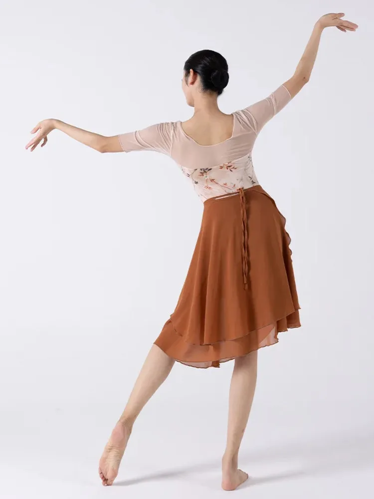 Macacão de malha estampado elegante com meia manga para performance de dança clássica – Body de palco slim fit com estilo artístico