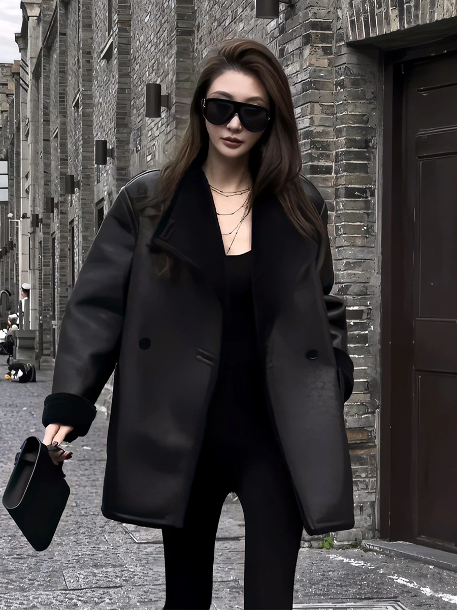 جاكيت نسائي جديد من الجلد الصناعي (PU) بتصميم متوسط الطول، قابل للارتداء على الوجهين، مثالي للخريف والشتاء، بلمسة عصرية أنيقة.