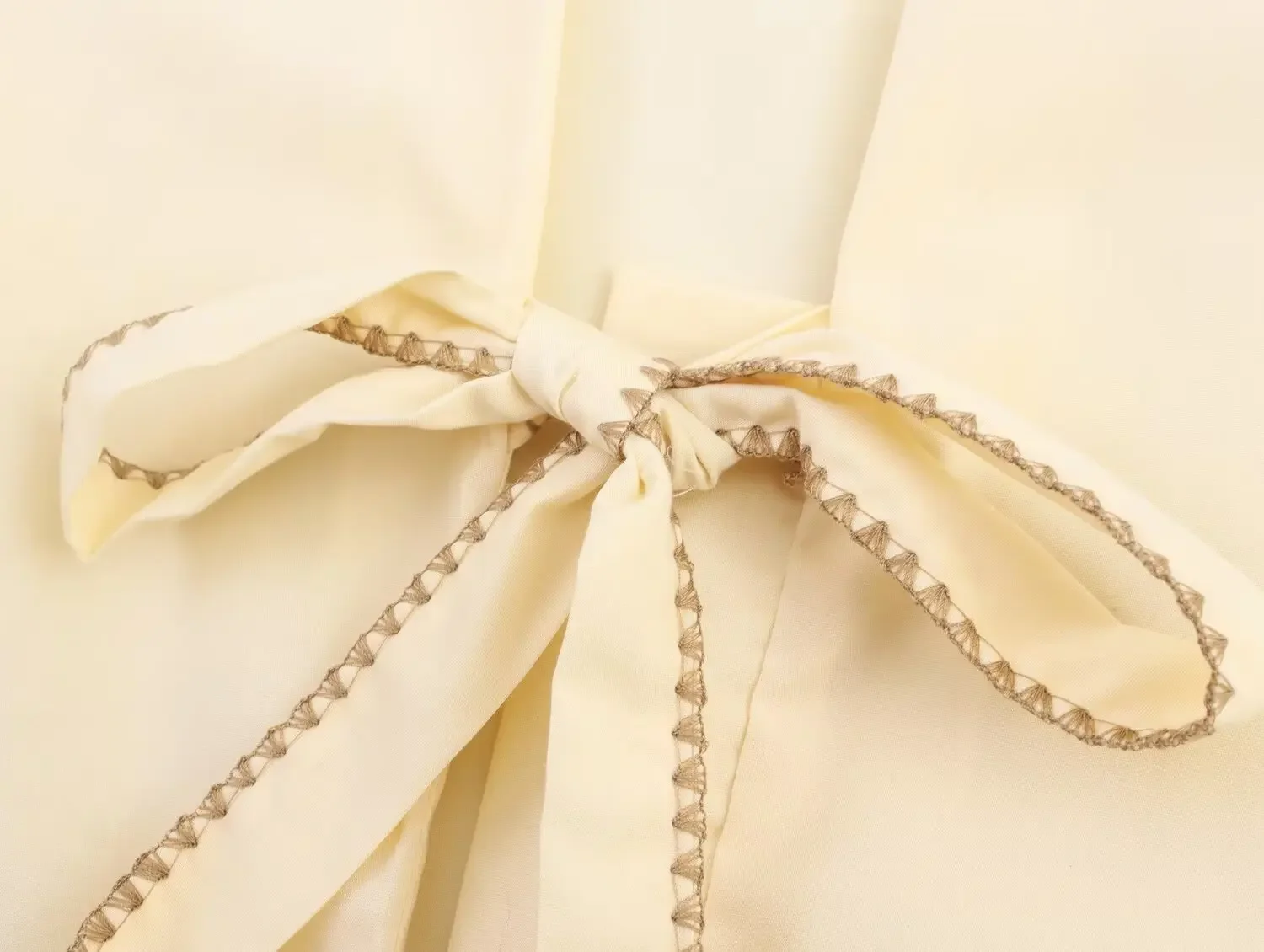 Bluzka damska na wiosnę 2025 z wycięciami, koszule w paski, damska krótka bluzka z wiązaniem, biała bluzka z długim rękawem, topy z kokardą i sznurowaniem dla kobiet.