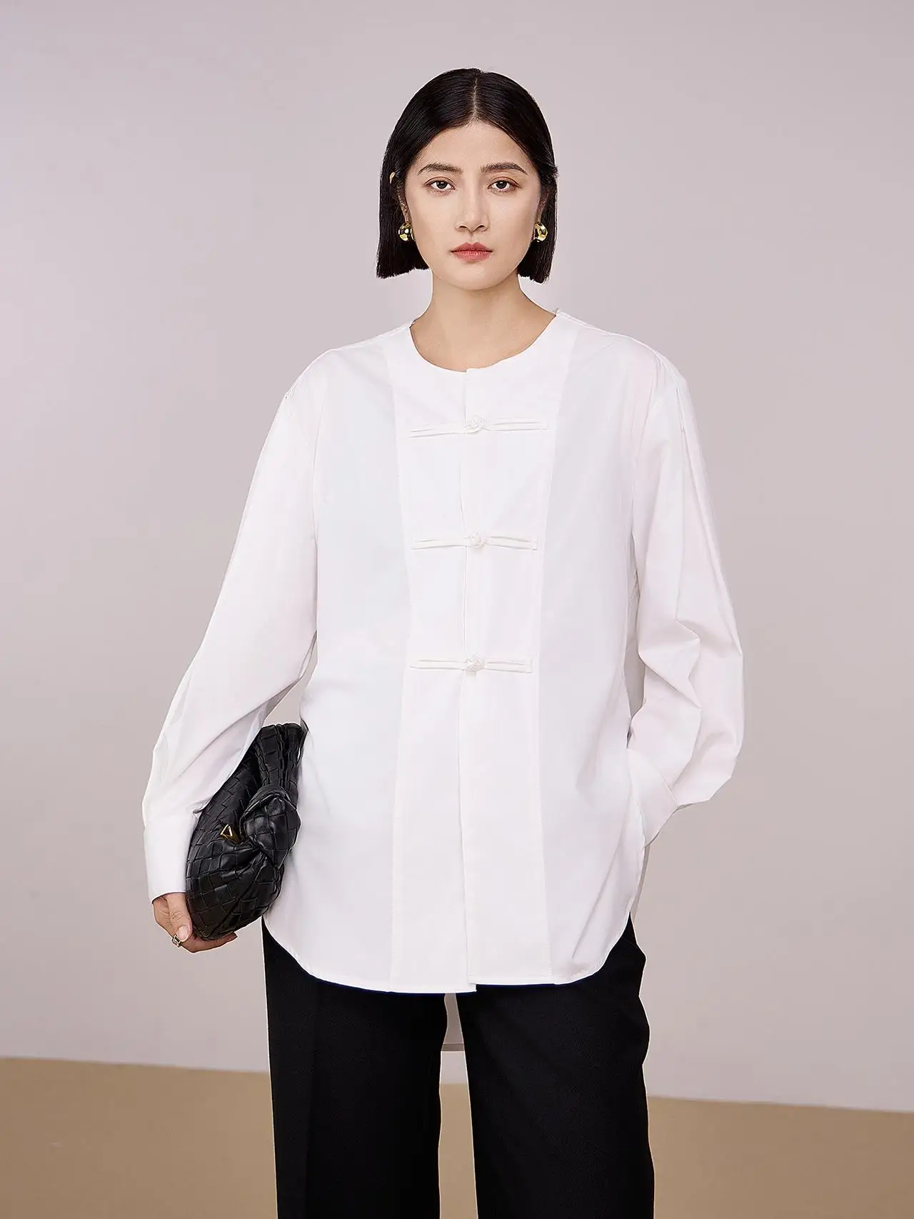 

Новая женская рубашка в китайском стиле с круглым вырезом, длинными рукавами, белая, свободного кроя, на пуговицах, средней длины, из бамбукового волокна, весенняя мода