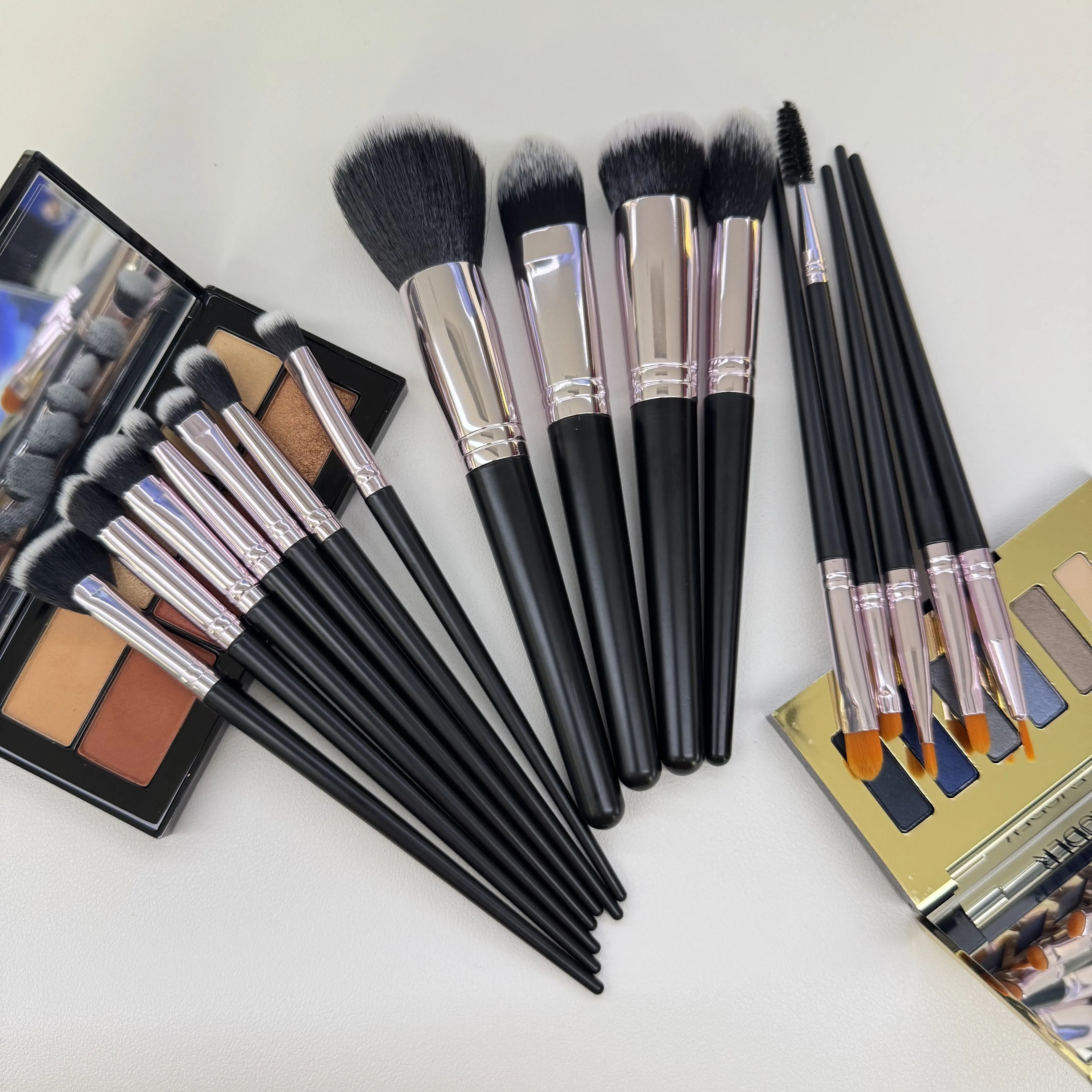 Conjunto de pincéis de maquiagem de 16 peças com base, sombra de olhos e pincéis labiais para mistura de rosto, creme em pó e maquiagem líquida