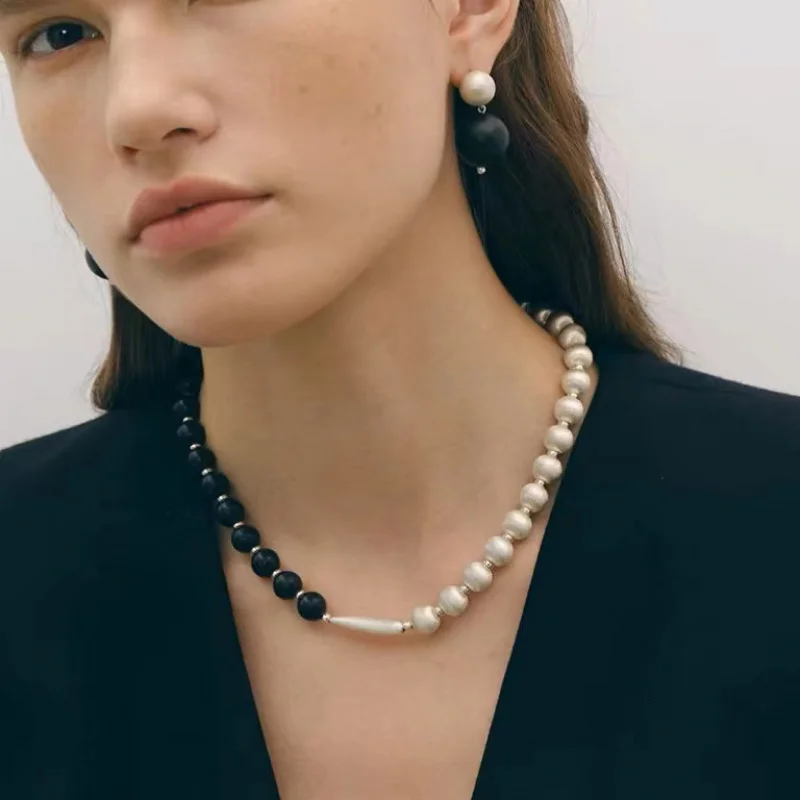 Матовый черный деревянный кулон на шею - ручная работа с серебряными акцентными бусинами, изящные украшения в скандинавском стиле для женщин ​