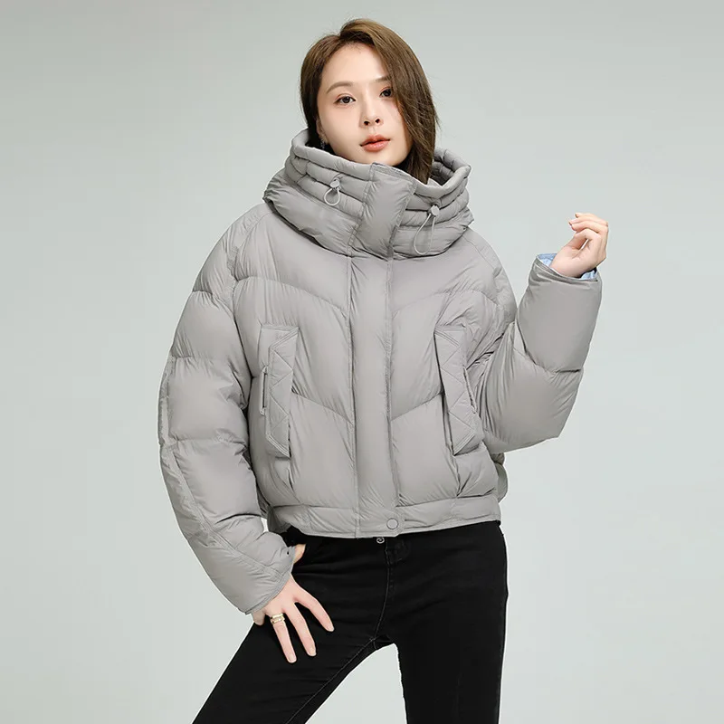 منتفخ كوري قصير لعام 2025. 90% بطة، ياقة واقفة وغطاء للرأس. دافئ للغاية وأنيق.