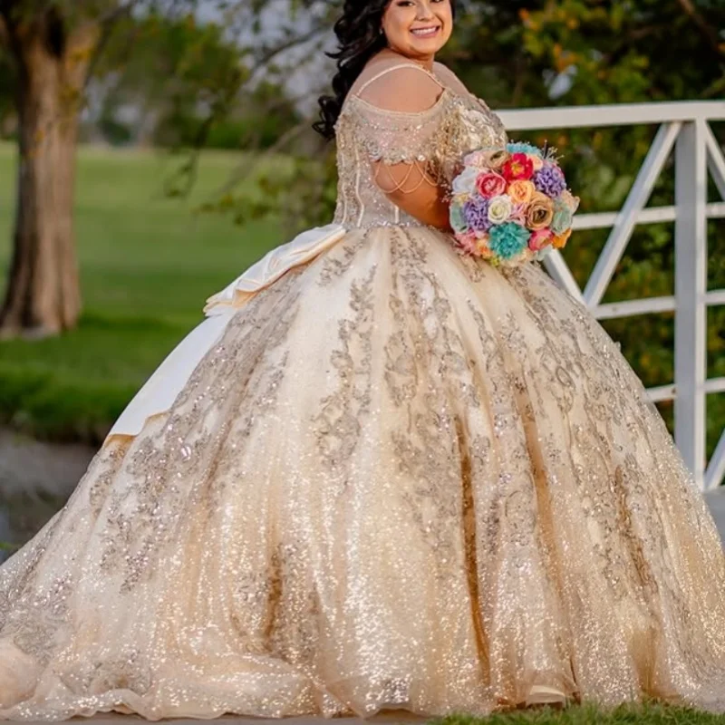 Sukienki Quinceanera w kolorze błyszczącego szampańskiego złota, z odkrytymi ramionami, aplikacjami z brokatu, długim trenem, Vestido 15 Quinceanera