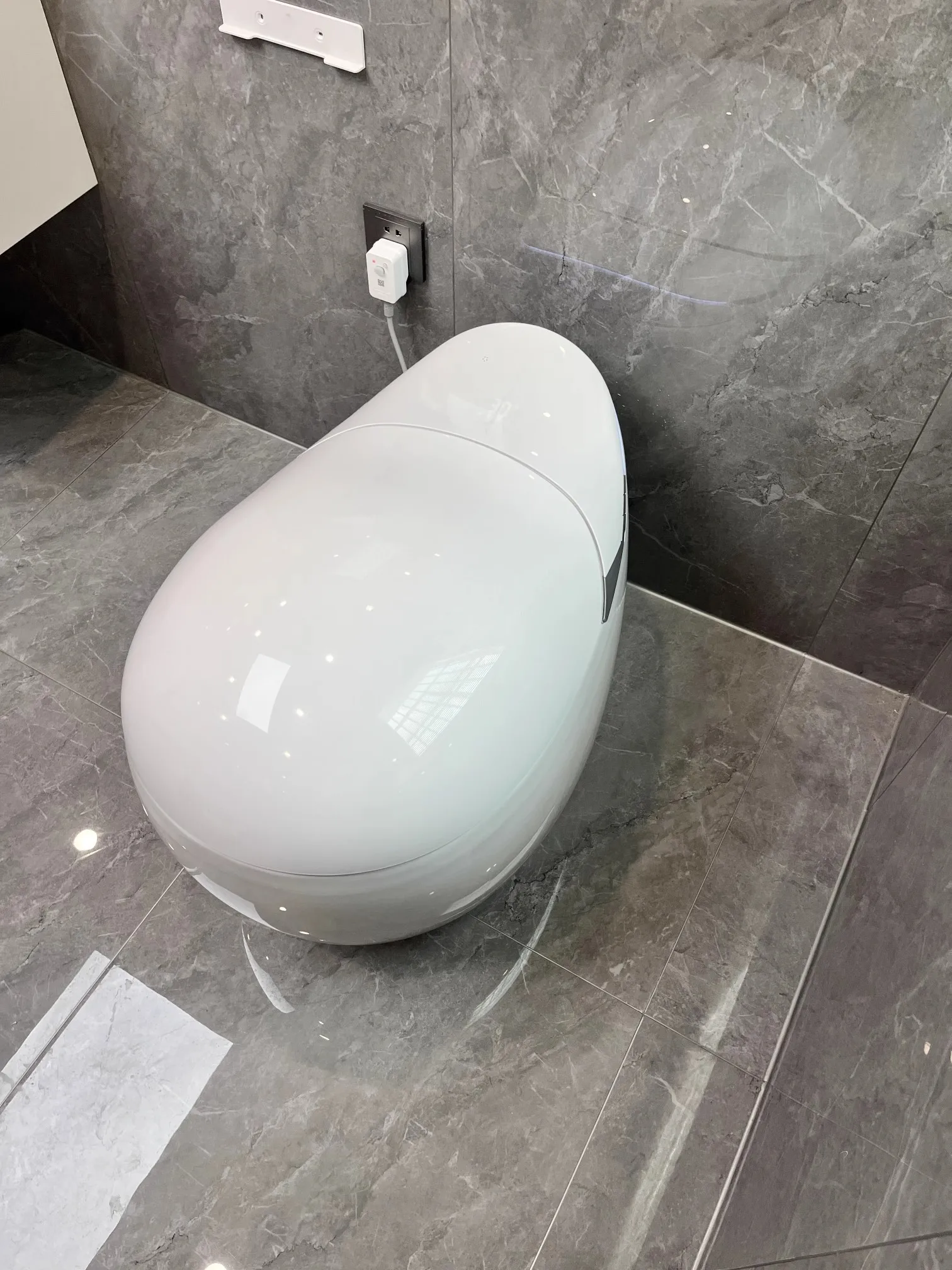 مرحاض ذكي على شكل بيضة، درع إسفنجي قابل للطي أوتوماتيكي بالكامل، تعقيم من نوع السيفون، ميزة ساخنة فورية