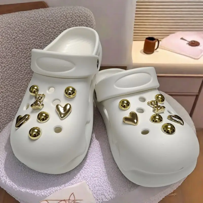 Cały zestaw gorący wyprzedaż DIY Hole buciki Charms czarno-biały perłowy niedźwiedź akcesoria designerska jakość ogrodowa dekoracja butów GirlGift