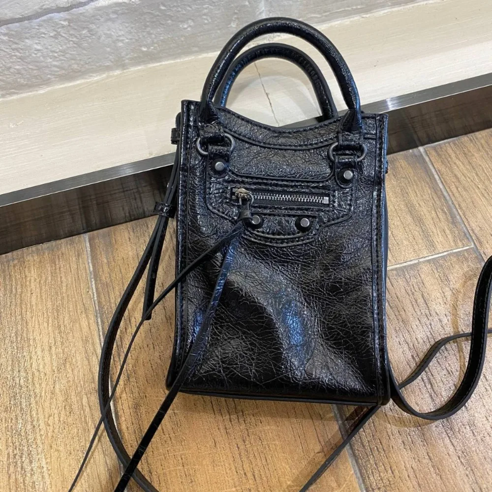 Leather Mobile Phone Bag The Same for Men and Women Retro Rivets Mini Bucket Bag Unique Texture Fashionable and Simple