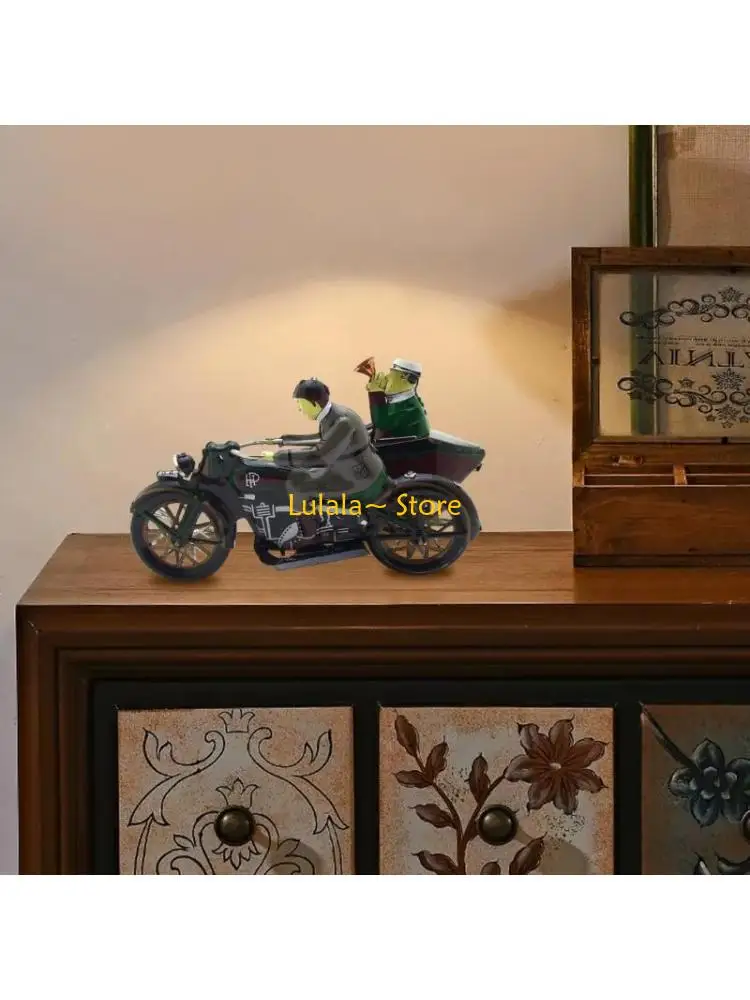 Y4QA Dekoracyjne mężczyźni na trójkołowym blaszanej zabawce przywołującej nostalgiczne wspomnienia Rekwizyty fotograficzne