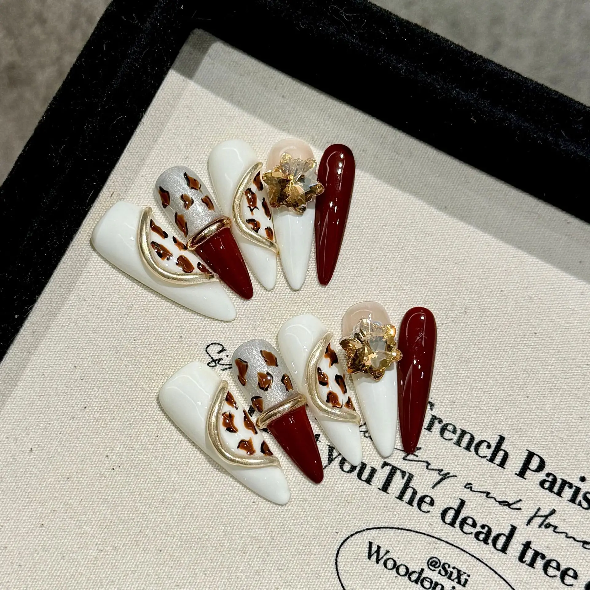 

Handmade Press on Nails Retro Red Leopard print Fake Nails Wearable Detachable Large Crystal Design Long Almond False Nail Tips