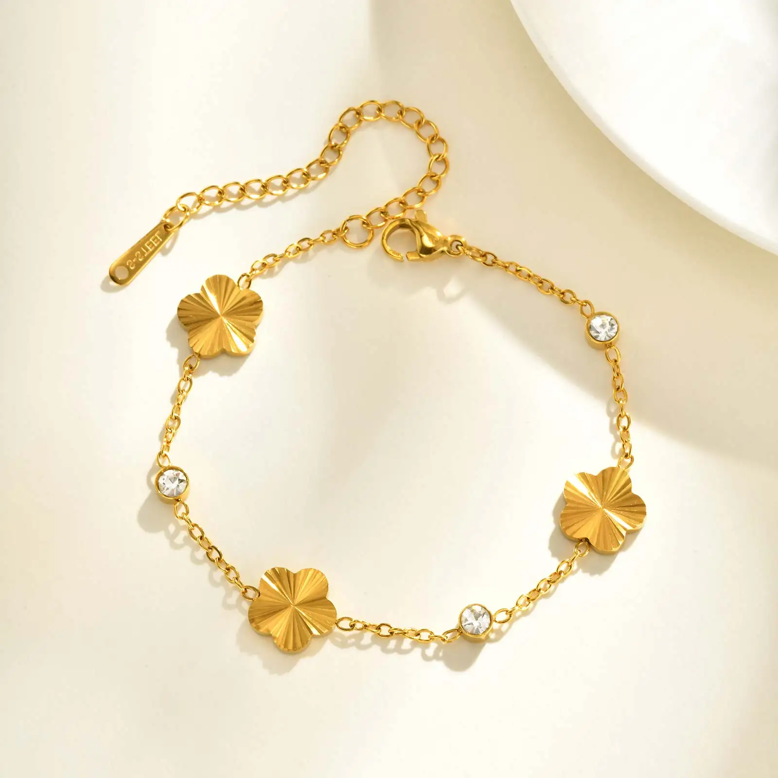 Image of Exquisites vergoldetes fünfblättriges Blütenblatt-Blumenarmband für Frauen, verstellbares Edelstahl-Ketten-Zirkon-Armband, Luxusschmuck