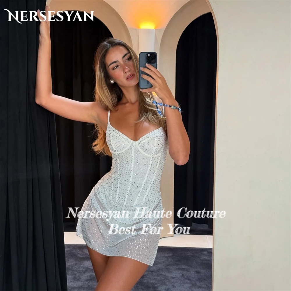 Nersesyan เซ็กซี่ Glitter ค็อกเทลปาร์ตี้ชุดสปาเก็ตตี้สายรัดมินิ Backless V คอแขนกุด Clubbing ชุดที่กําหนดเอง