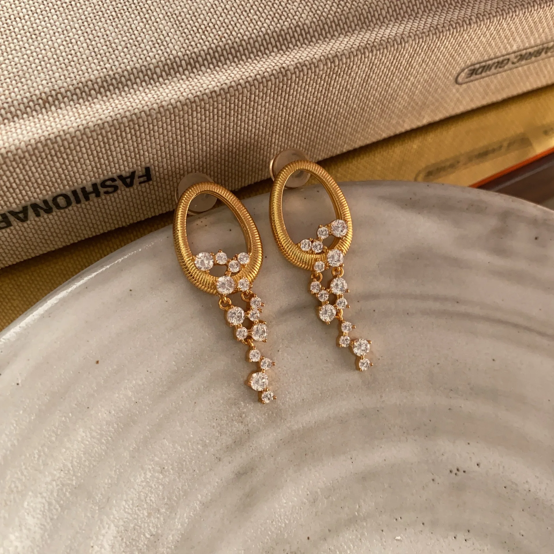 

NISHIZAWA Retro Temperament Elegant Earrings Zircon Pendant Fashionable Commuting Light Luxury Earrings