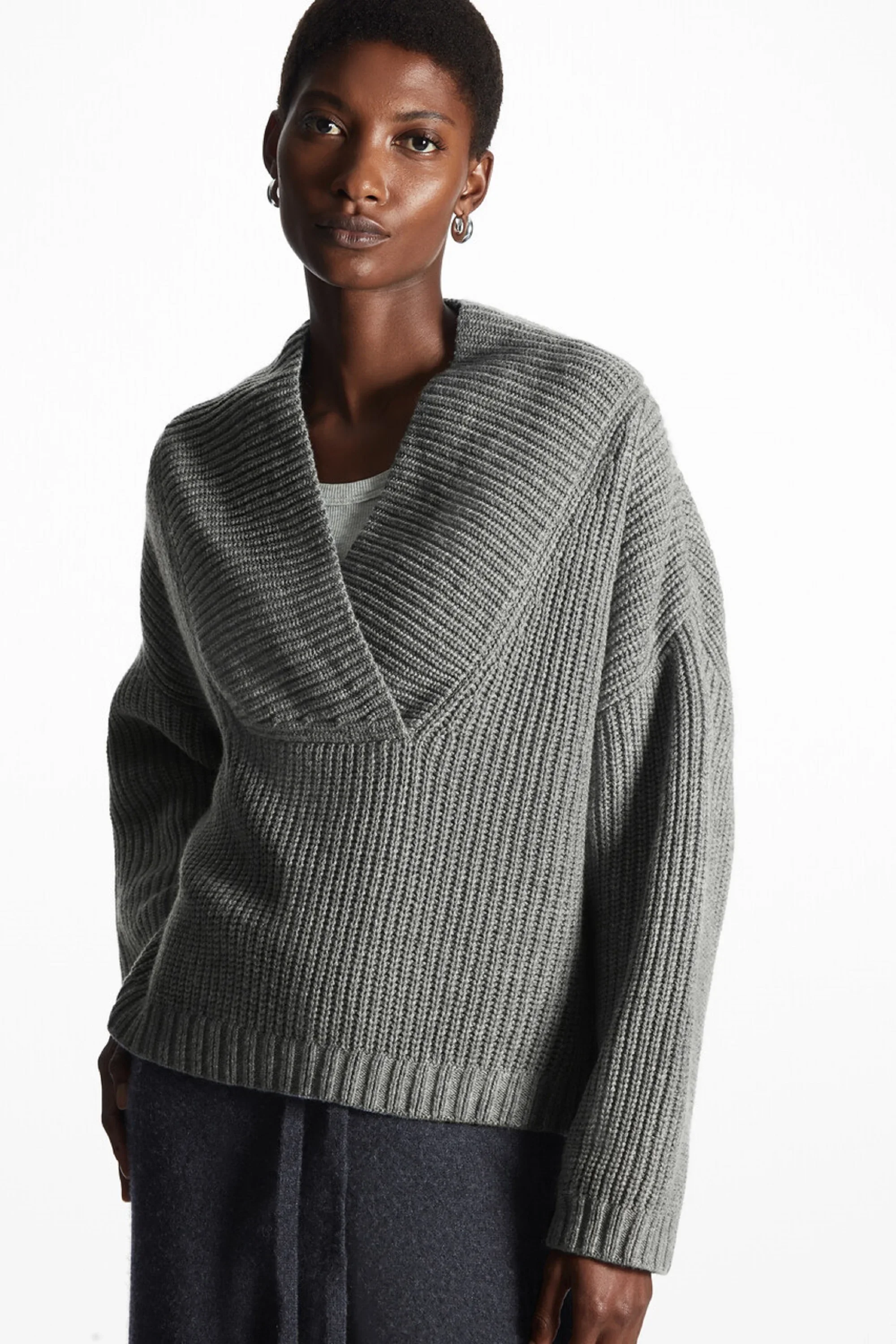 

Ethereal costume 2025 cos winter new style of Women's fashionable and casual V-neck wool blend sweater