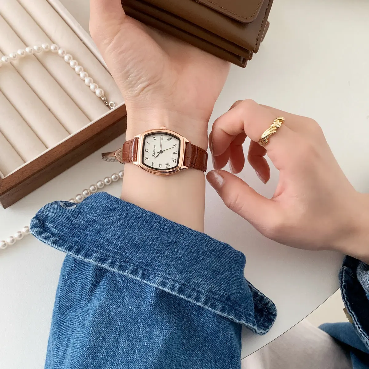 

Женские наручные часы в форме бочонка в стиле ретро; женские кварцевые часы с квадратным кожаным ремешком; женские часы с квадратным ремнем