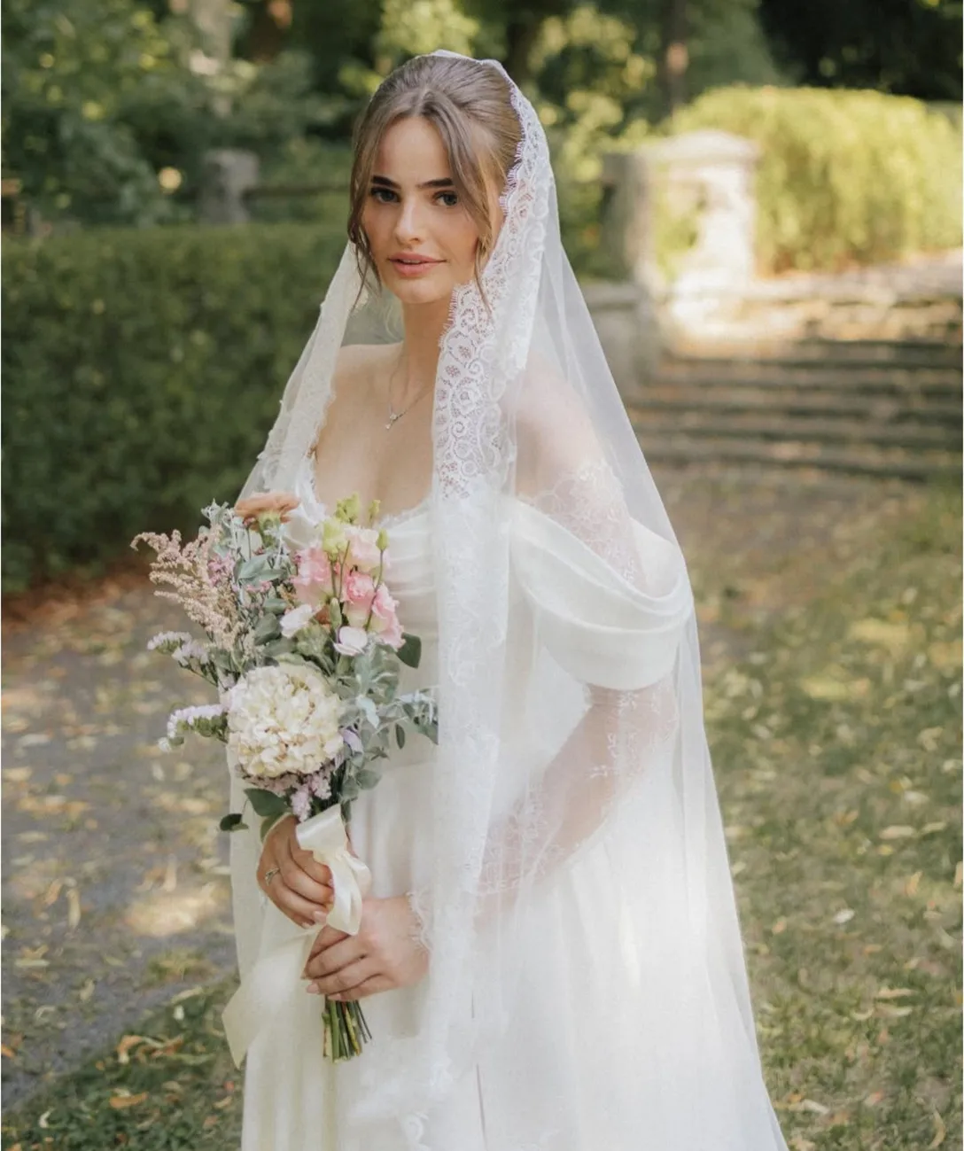 ชุดแต่งงานแบบยาวสั่งตัดพิเศษ ไหล่เฉียง ผ้าลูกไม้ ทรงเอไลน์ ผ้าเครปจับจีบ ผ้าทูลล์ ชายกระโปรงยาวลากพื้น