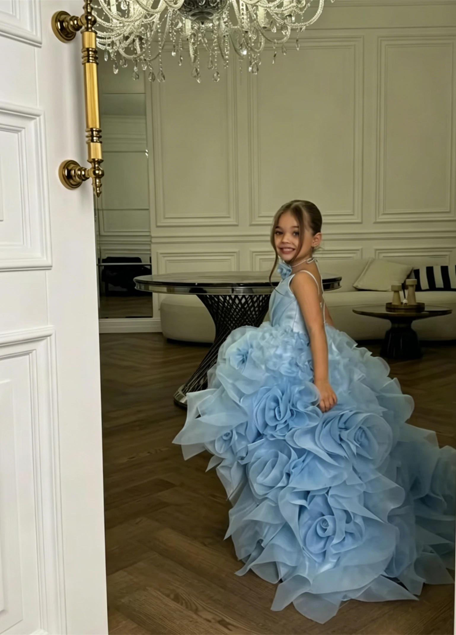 Maßgeschneidertes blaues Blumenmädchenkleid für die Hochzeit, V-Ausschnitt, hohe Taille, ärmellos, elegantes Kleid für Kindergeburtstag, Erstkommunion