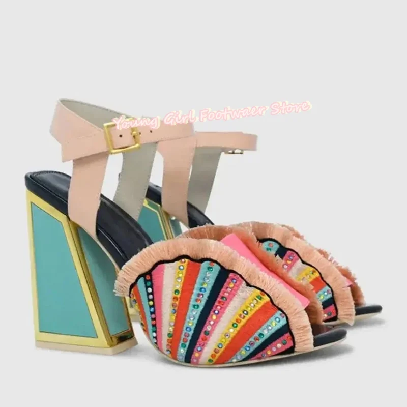 أحذية وردية بأشكال فريدة من نوعها على شكل مروحة مزخرفة بشراشيب صنادل مفتوحة من الأمام بكعب عالٍ غير تقليدي أحذية زفاف ملونة