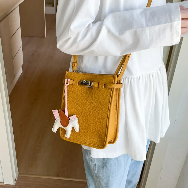

2025 Fashion Women Shoulder Bag Large Capacity Bucket Bag Anti-Theft Crossbody Purse for Daily Office Travel Lightweight Design