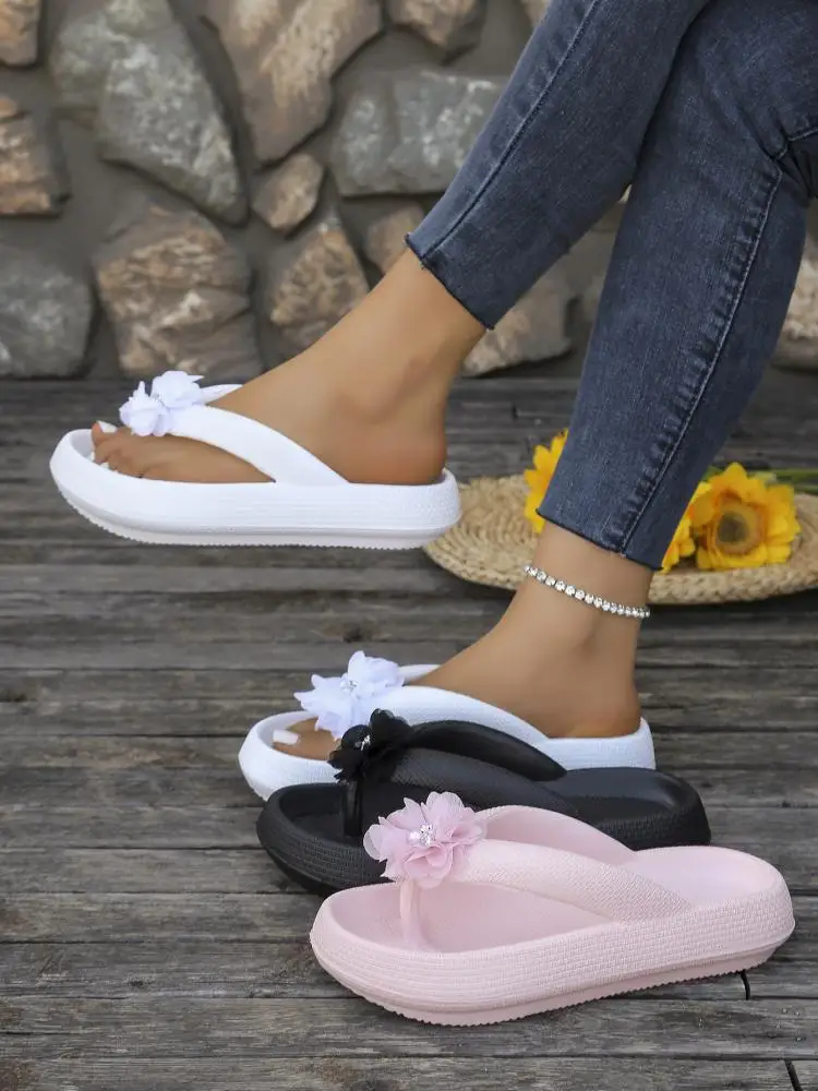 Tongs d'été pour femmes, fête de plage, vacances, loisirs simples, polyvalentes, marche en plein air avec des pantoufles à fleurs en mousseline de soie perlée