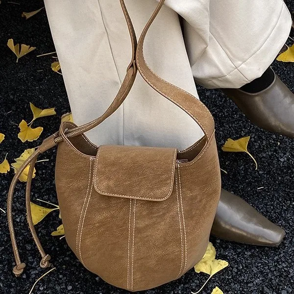 

Wasteland Wind Retro Bucket Bag Women's 2026 Popular Design Winter New Trendy Suede Fashion Commuter Shoulder Messenger Bag